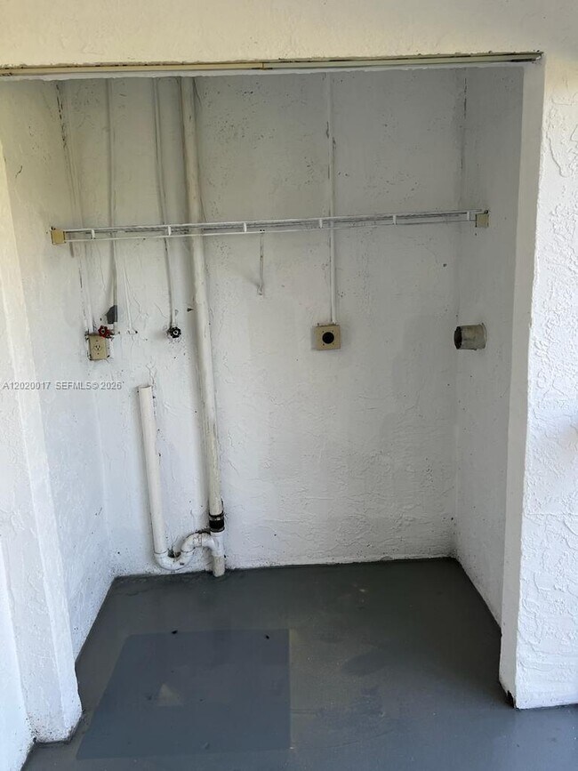 Building Photo - 617 Ixoria Ave