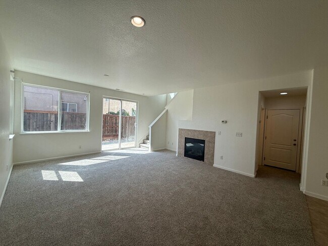 Building Photo - 2-story 4bed 2.5bath home available in Nor...