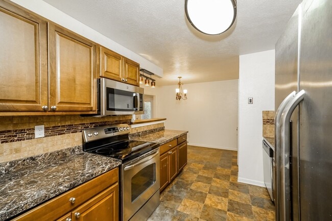 Building Photo - 2850 Canary Ln