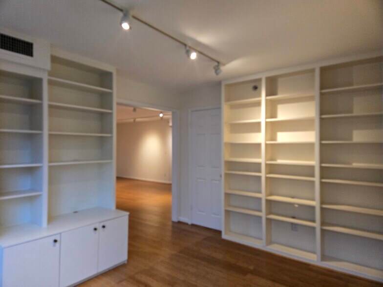 Building Photo - 5450 Whitley Park Ter