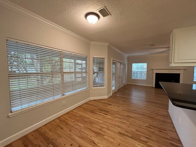 Building Photo - Spacious and Perfectly located 4/2 home in...