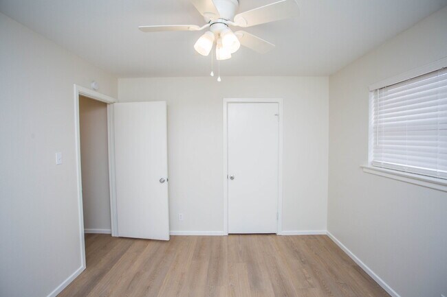 Building Photo - "Charming 3-Bed Retreat in Lubbock with Granite Accents & Spacious Living!"
