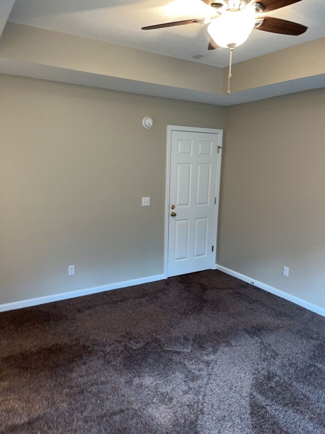 Building Photo - MOVE IN SPECIAL! 1/2 off first month's ren...