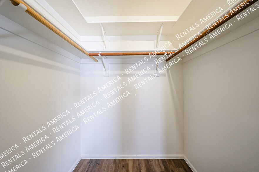 Building Photo - 1055 N Recker Rd