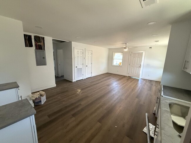 Building Photo - 2 bed, 1 bath, 1 level with large yard