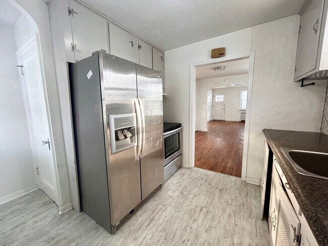 Building Photo - 126 Roselawn Ave