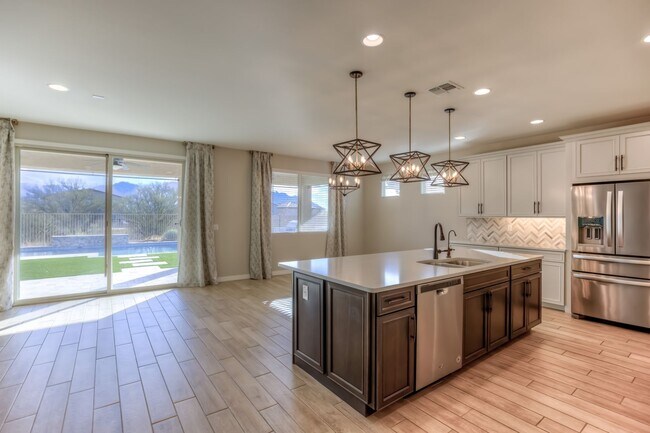 Building Photo - Very Special Oro Valley Home with Pool and Mountain Views!