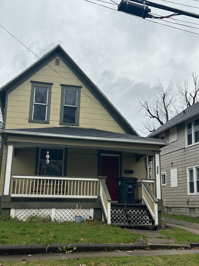 Building Photo - Akron Single-Family Home *ACCEPTING VOUCHERS*
