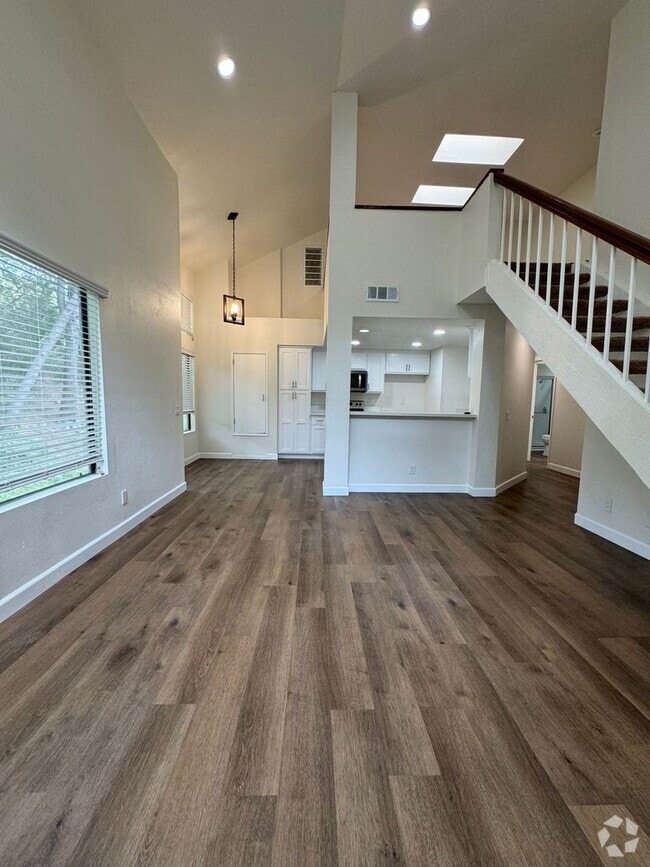 Building Photo - Modern 2 Bed, 2 Bath Condo with Loft in Or...