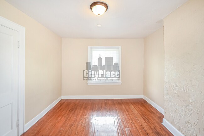 Building Photo - 728 E 34th St