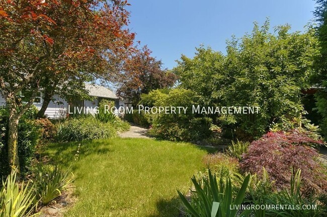 Building Photo - 725 Riverdale Dr