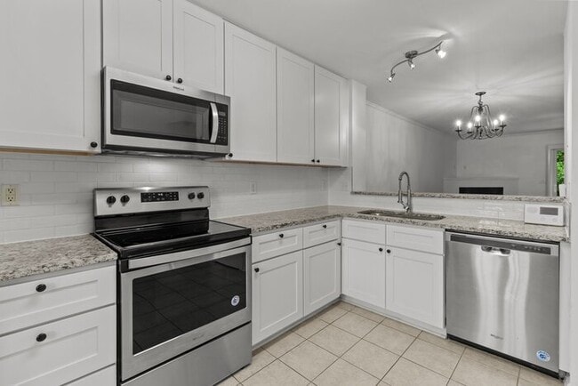 Building Photo - Your Perfect Townhome Is Here!