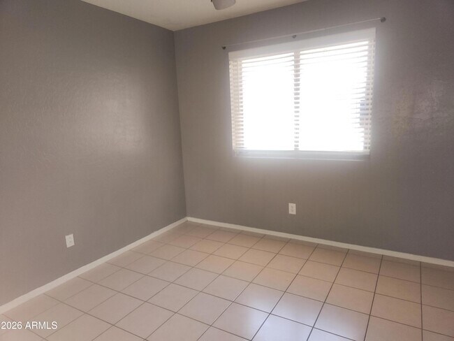Building Photo - 5511 S 15th Way