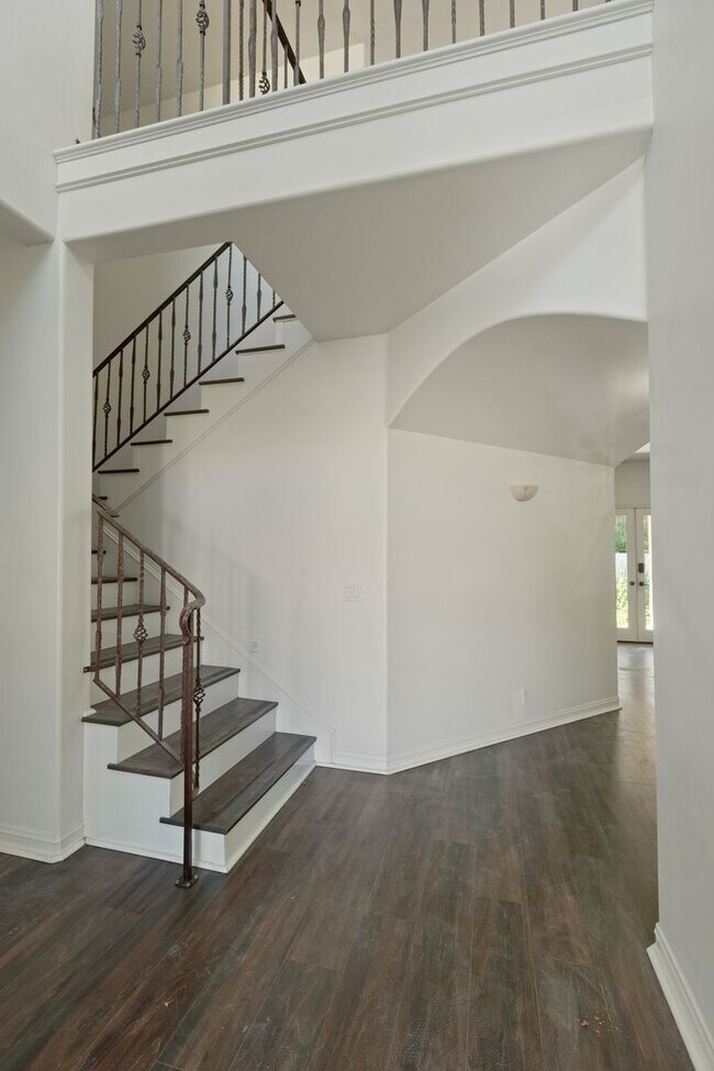 Building Photo - Elegant 5-Bedroom Estate with Pool in Prime Woodland Hills