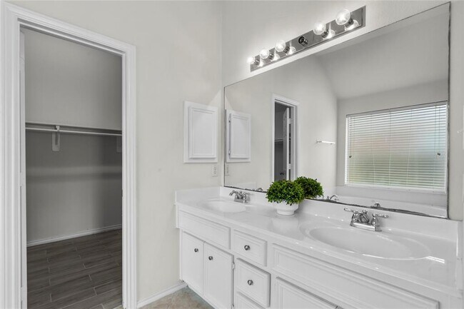 Building Photo - 11047 Pierce Valley Dr