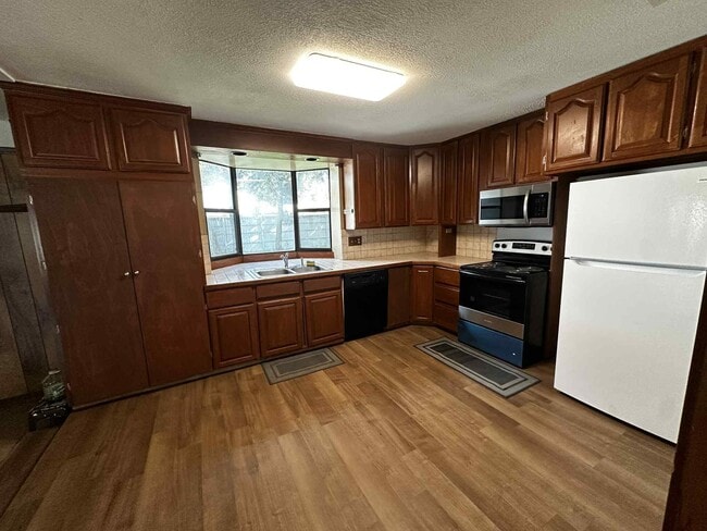 Building Photo - 421 Corvet St