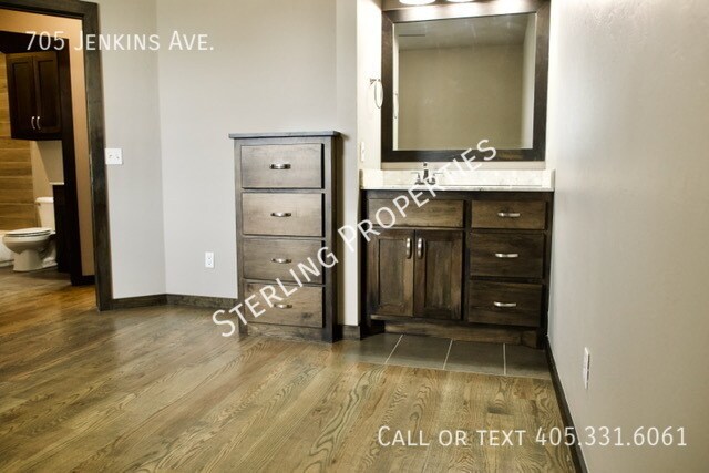 Building Photo - 705 S Jenkins Ave