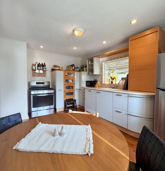 Building Photo - 1091 Puana St