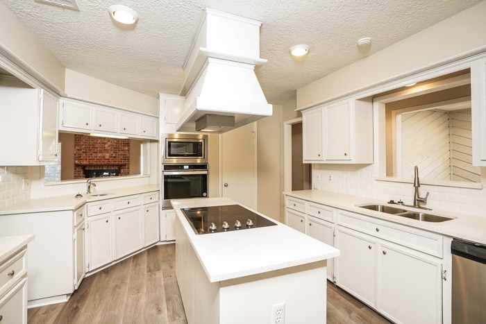 Building Photo - 13823 Swiss Hill Dr