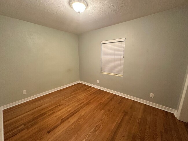 Building Photo - Stunning 3/2 Bungalow near the historic di...