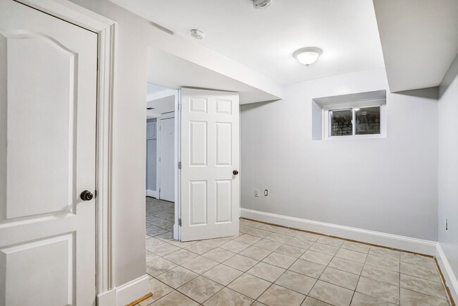 Building Photo - 2BR Basement Apartment | Brightwood