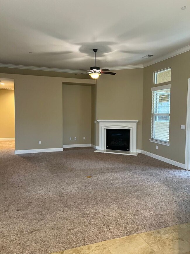 Building Photo - Beautiful Family Home