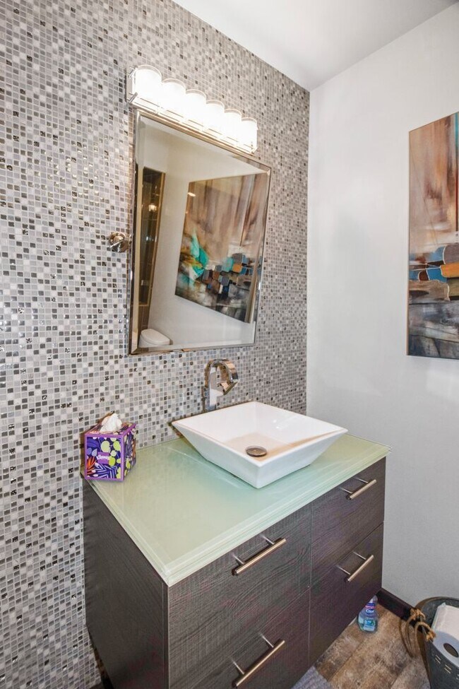 Building Photo - 1810 Avenida Del Mundo