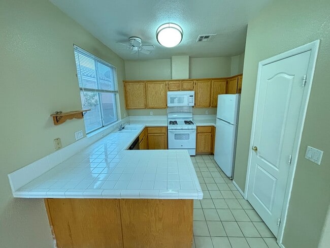 Building Photo - Gorgeous 3Bed/3Bath Home in the Gated Gree...