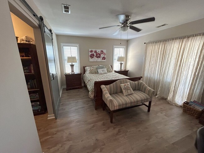 Building Photo - Monthly furnished rental 2 1/2 miles from ...