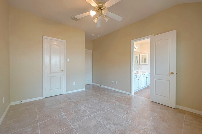 Building Photo - Spacious 3-Bedroom, 2-Bathroom Home with F...