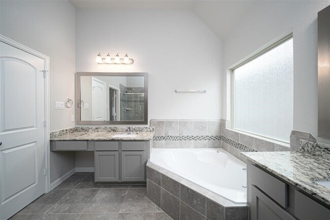 Building Photo - 2011 Royal Landing Dr