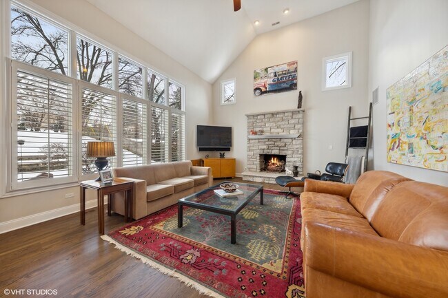 Building Photo - 613 Lakeside Dr