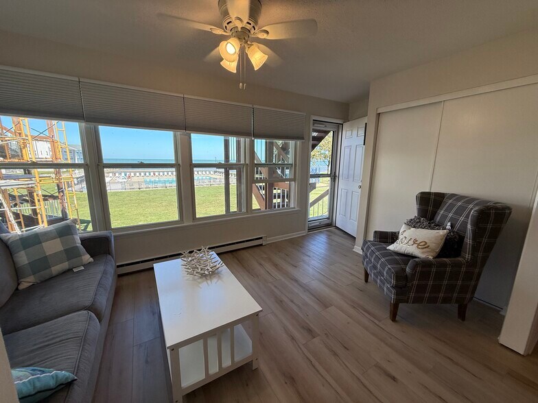 Building Photo - 206 W Lakeshore Dr