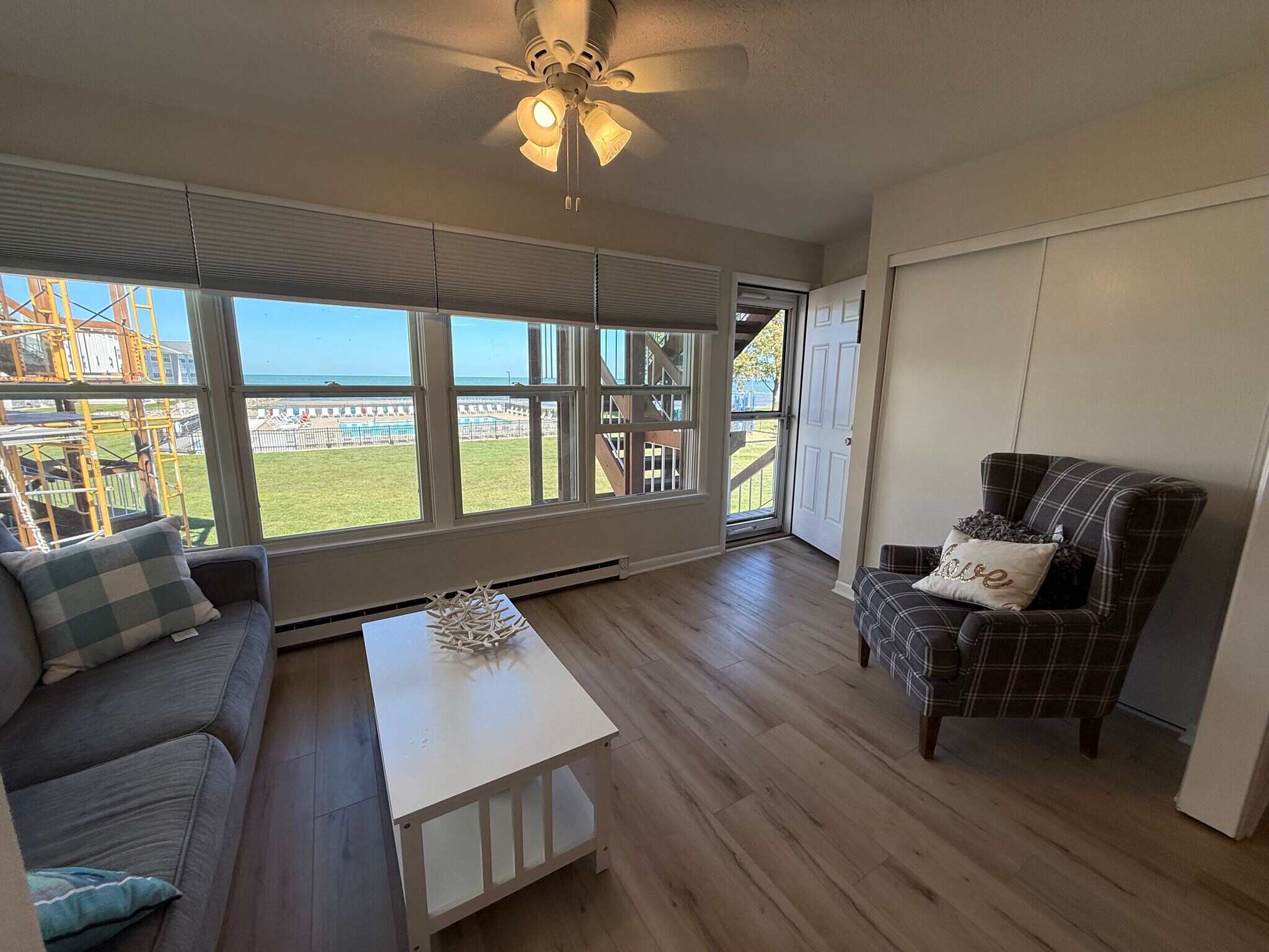 Building Photo - 206 W Lakeshore Dr