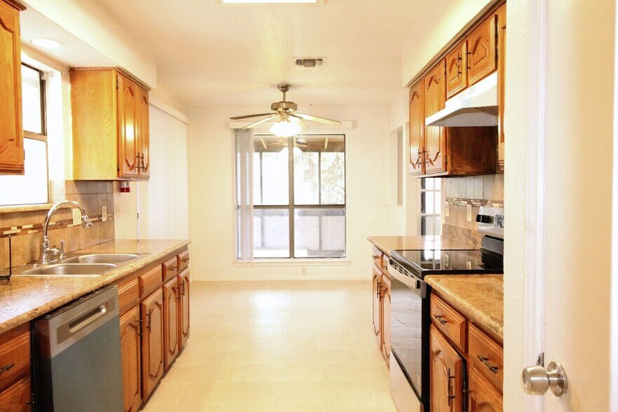 Building Photo - 711 Dickey Dr