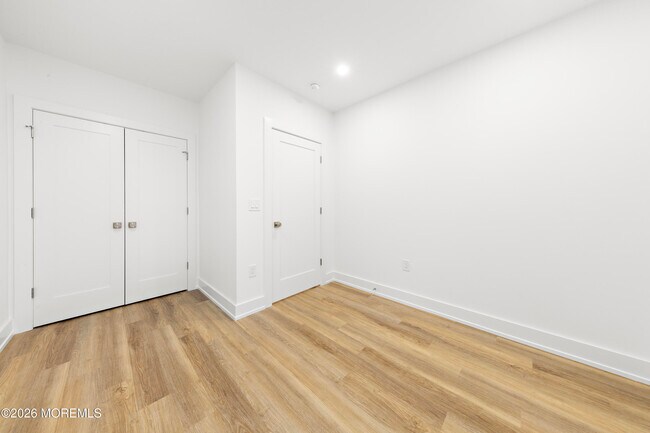 Building Photo - 427 Hoyt St