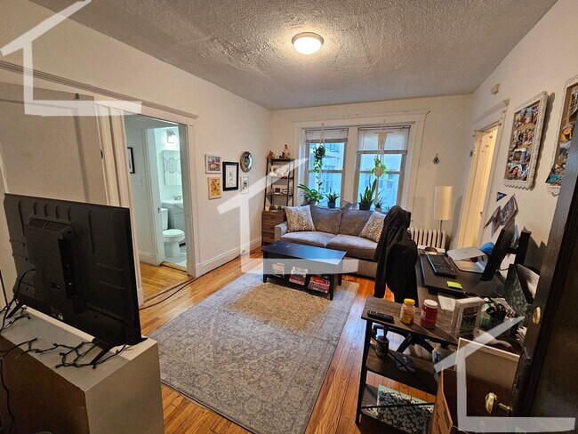 Building Photo - Newly Renovated 1 bed with living room and dining room!