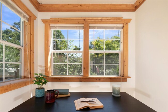 Building Photo - 2 Bedroom Cottage in the North End with to...