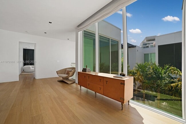 Building Photo - 1051 W 48th St