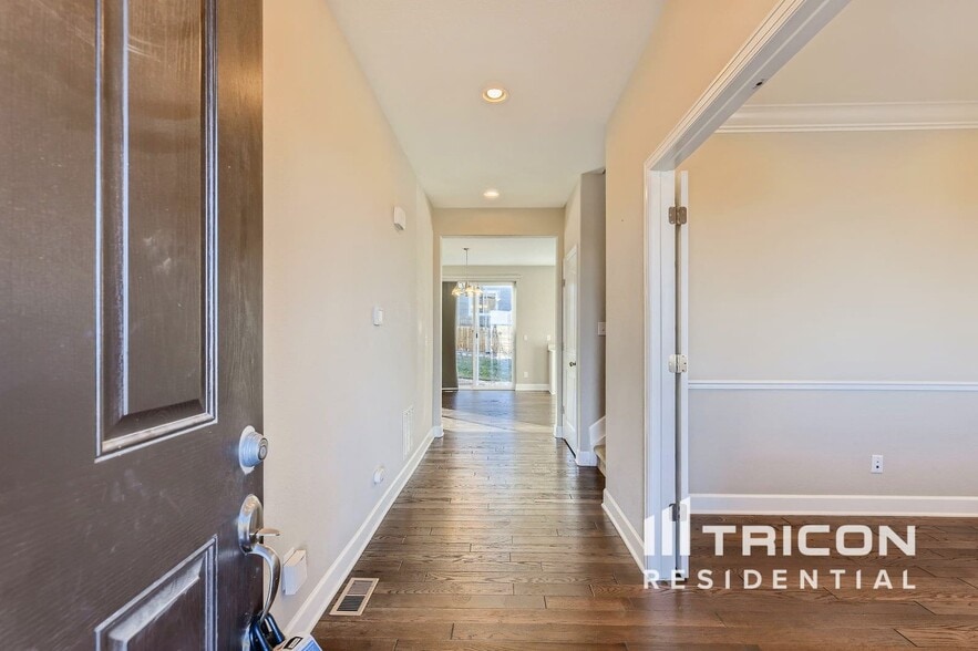 Building Photo - 7773 Oasis Dr