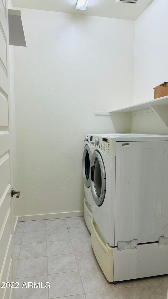 Building Photo - 943 E Paseo Way