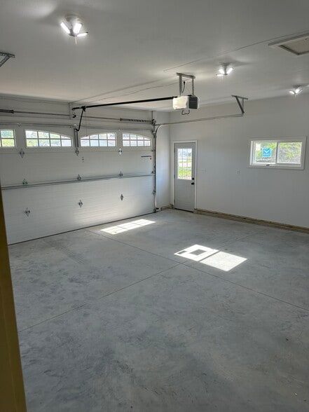Building Photo - E1590 Raymond Dr
