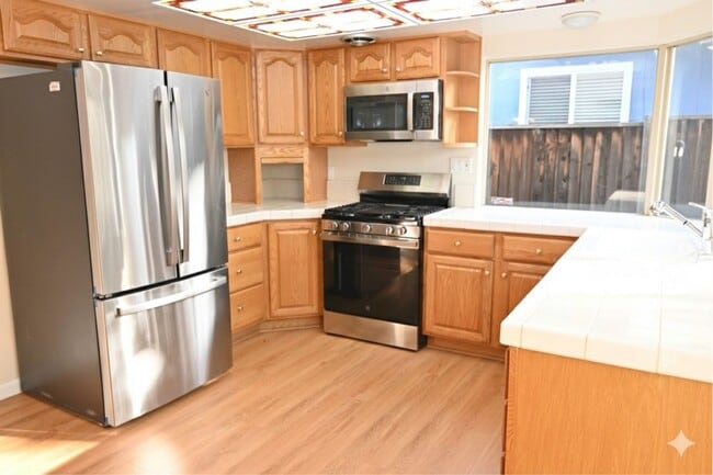 Building Photo - Beautiful 4 bedroom 2 bathroom home for the New Year!