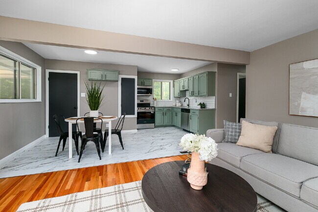 Building Photo - "Charming 3-Bedroom Retreat in St. Louis with Spacious Living!"
