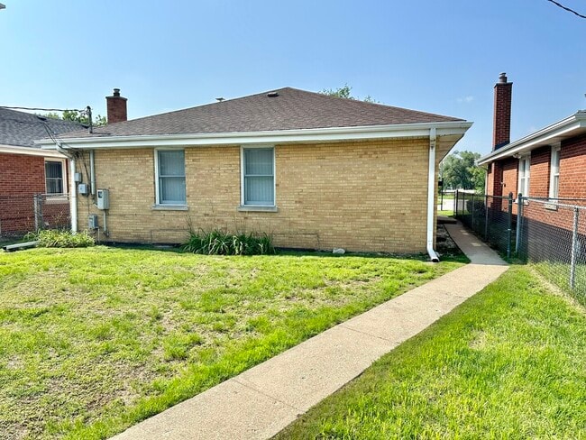 Building Photo - 5452 Brummel St