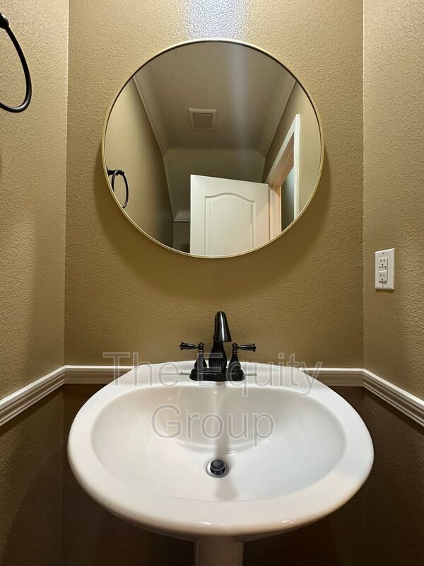 Building Photo - 3842 W Buena Vista Ave