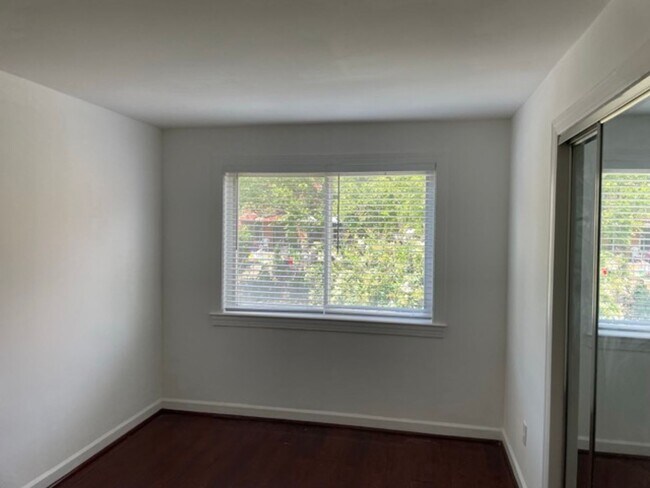 Building Photo - 2bd/1ba garden apartment; 706 sq.ft. $1300 plus util