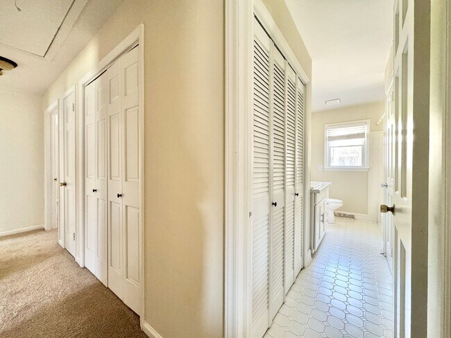 Building Photo - Spacious 3 Bedroom Home Convenient to New Garden