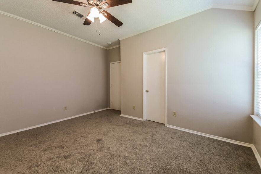 Building Photo - 2524 Park Valley Dr