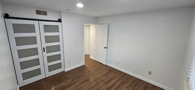 Building Photo - 935 Saturn Dr
